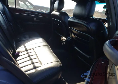 2003 Lincoln Town Car Executive z USA, uszkodzony, nr VIN 1LNHM81W53Y690354